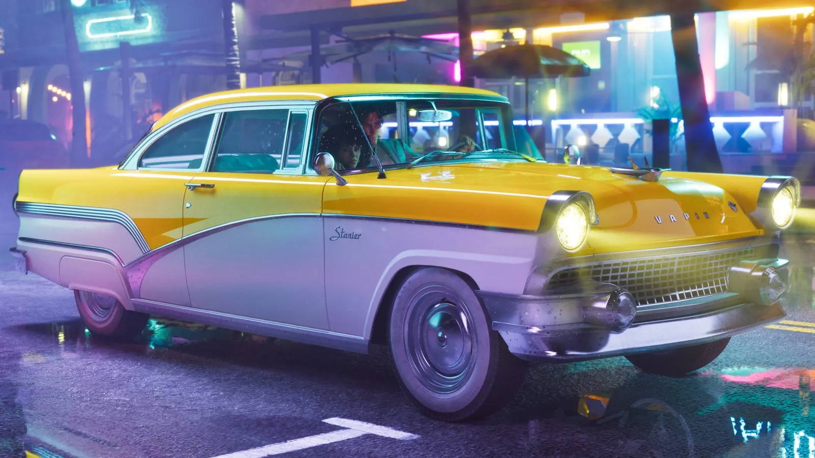 Vapid Stanier del 55 amarillo y blanco estacionado de noche frente a luces de neón
